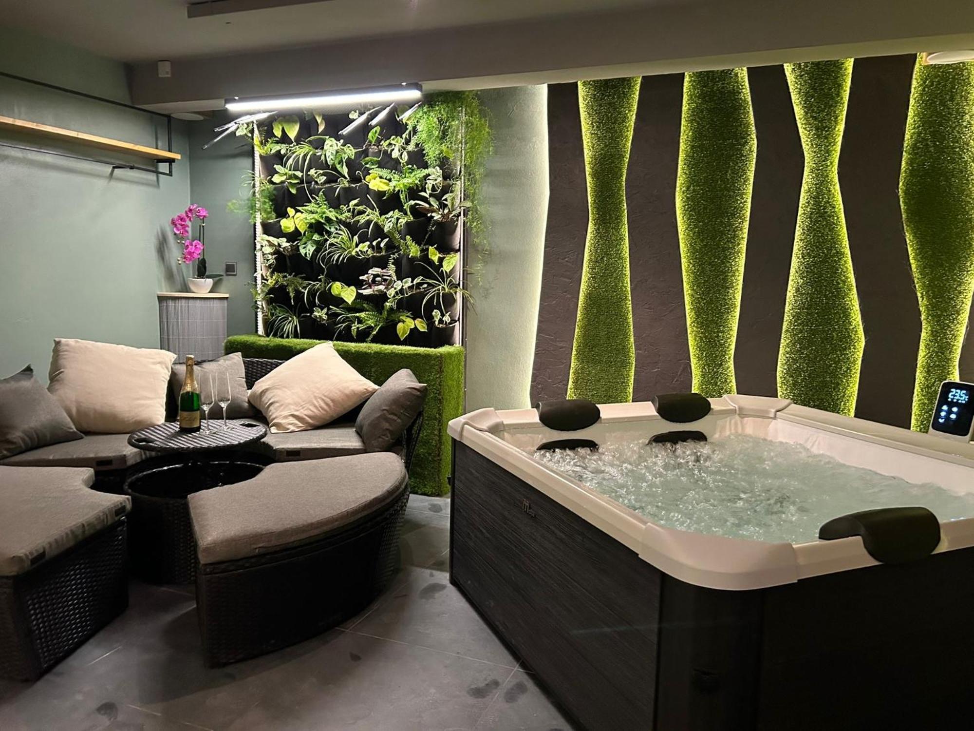 Leo Apartment Suite & Private Spa Zone - Old City Bratislava Ngoại thất bức ảnh