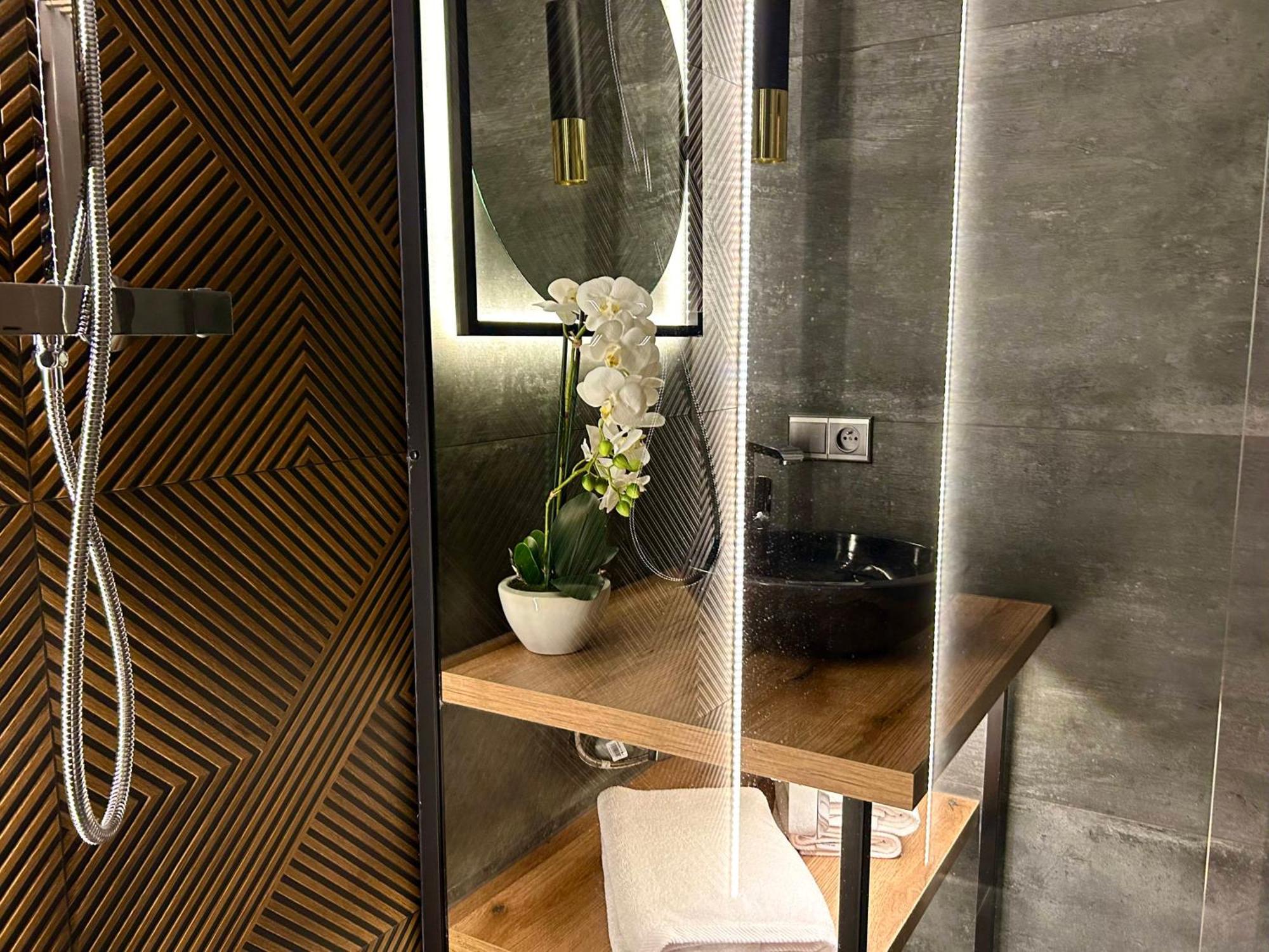 Leo Apartment Suite & Private Spa Zone - Old City Bratislava Ngoại thất bức ảnh